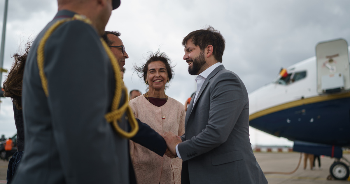 Presidente Boric ya se encuentra en Bruselas para participar en la cumbre Celac-Unión Europea