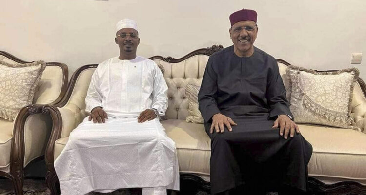 El general Mahamat Idriss Déby Itno (i) junto al presidente depuesto Mohamed Bazoum