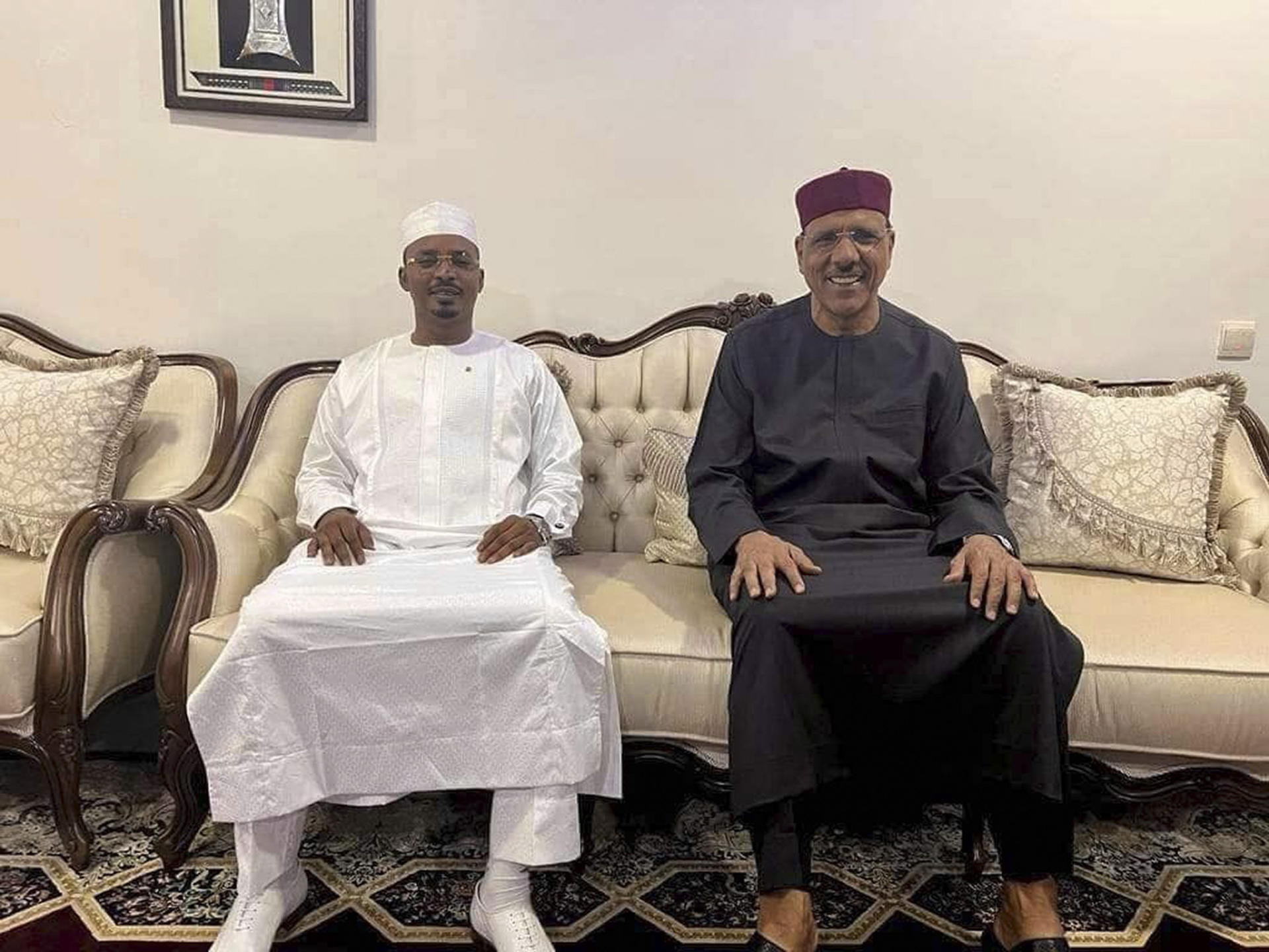 El general Mahamat Idriss Déby Itno (i) junto al presidente depuesto Mohamed Bazoum