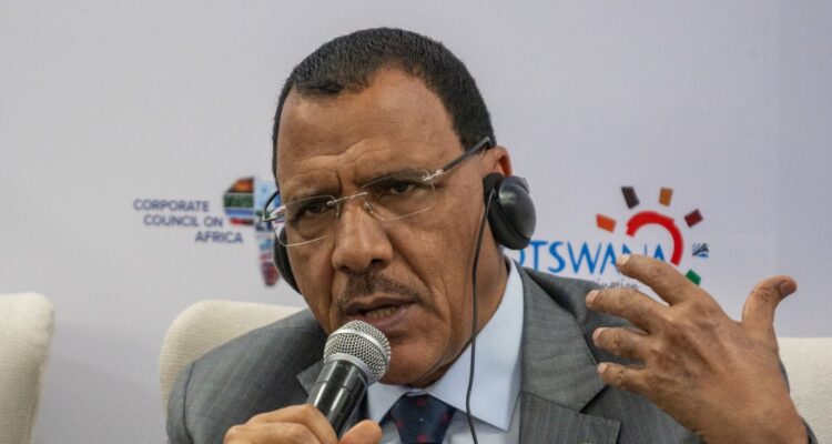 Presidente de Níger sigue en palacio tomado por golpistas: llamó a proteger la democracia