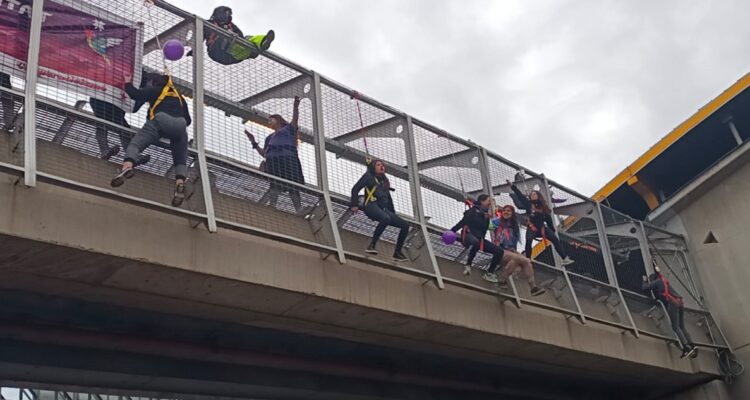 Manifestantes cortan el tránsito en Peñalolén para exigir viviendas: mujeres se colgaron de pasarela