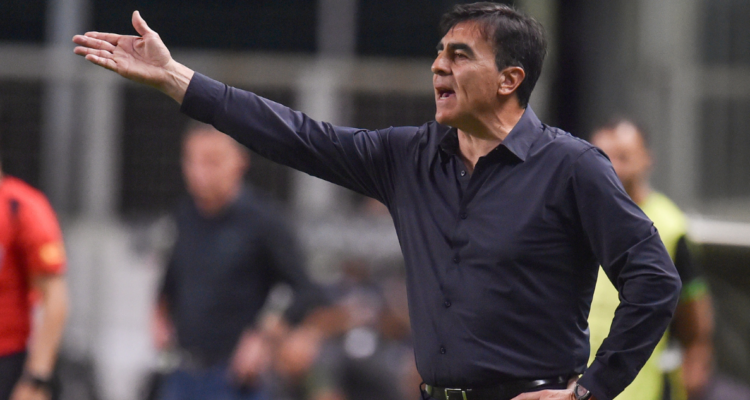 Gustavo Quinteros está siendo bombardeado en redes sociales por hinchas.