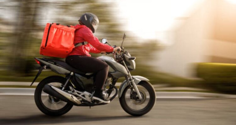 El repartidor encaró a la clienta.