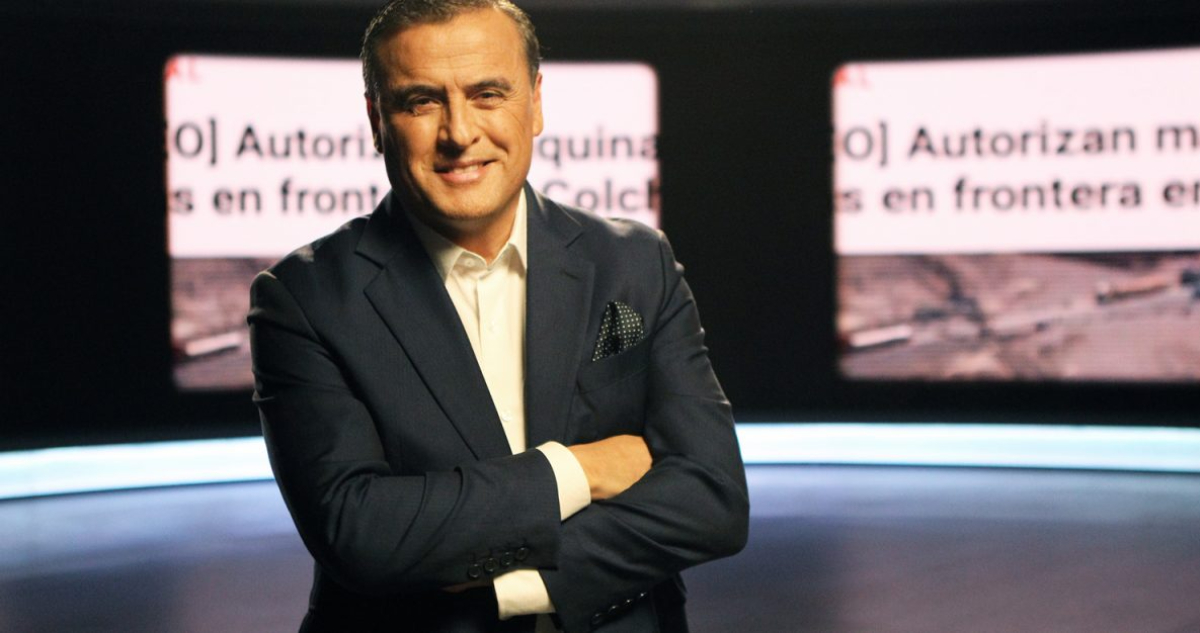 El periodista Ramón Ulloa posando en el estudio de Canal 13.