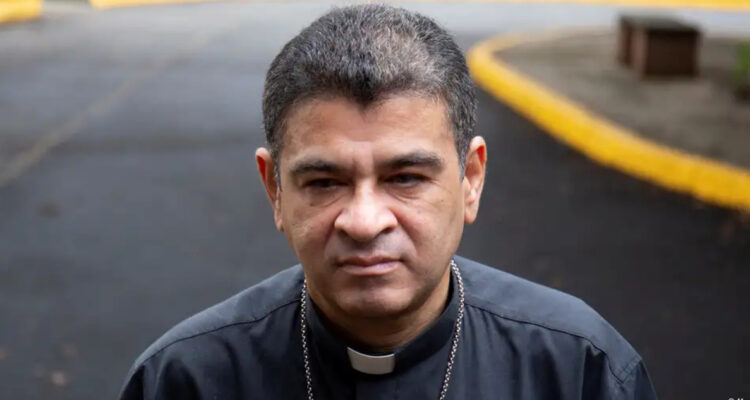 Rolando Álvarez, el obispo nicaragüense que fue excarcelado, volvió a prisión y desapareció del mapa