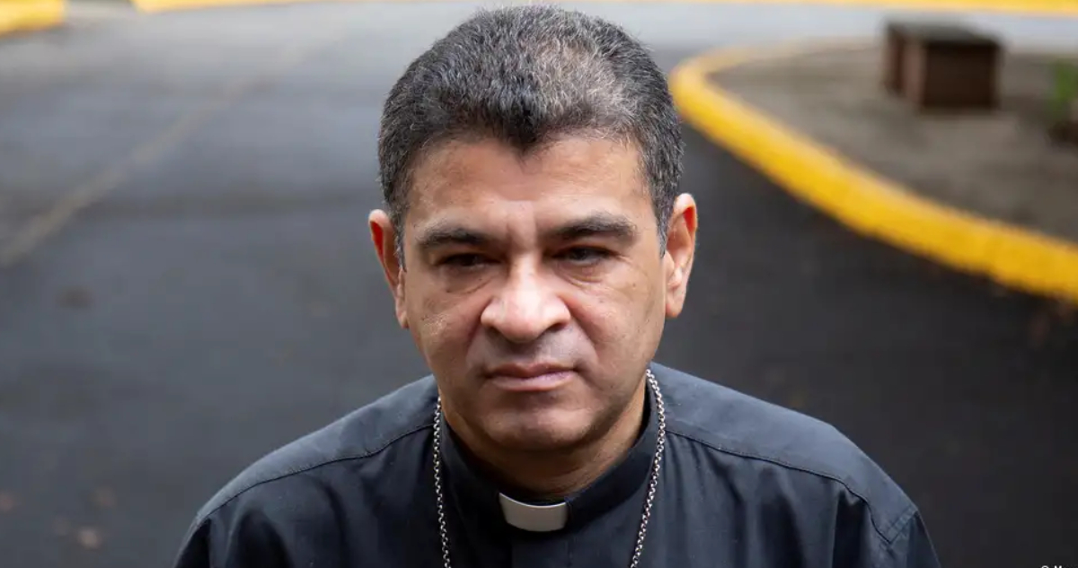 Rolando Álvarez, el obispo nicaragüense que fue excarcelado, volvió a prisión y desapareció del mapa