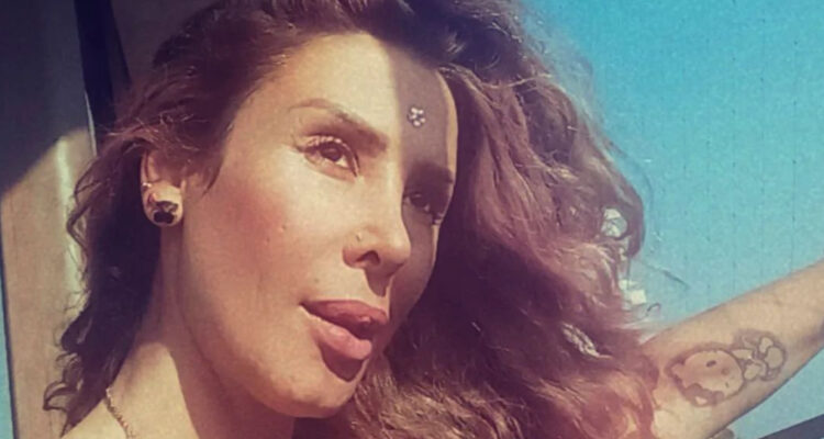 Romina Sáez posando para la cámara.