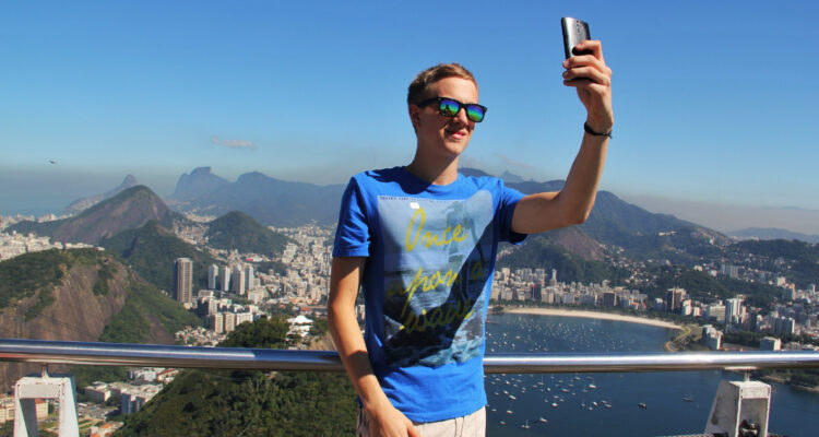 Se acabó roaming con Brasil: chilenos podrán usar su celular a tarifa local en la tierra de la samba