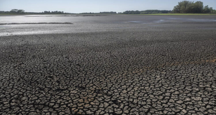 Sequía: Uruguay construye a contrarreloj sistema de cañerías para obtener agua potable
