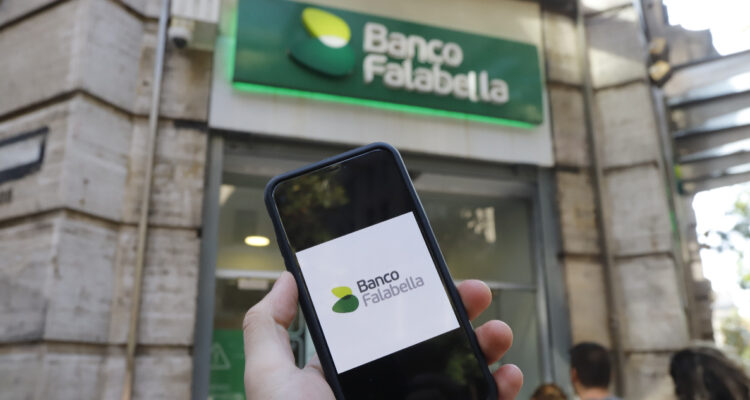Sernac inicia proceso colectivo con Banco Falabella ante reiteradas fallas en plataformas online