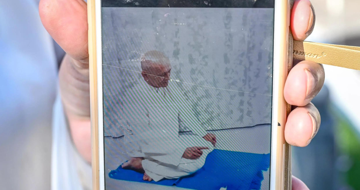 Nazira Lajim muestra una foto tomada en prisión de su hermano Nazeri, quien poco después fue ejecutado