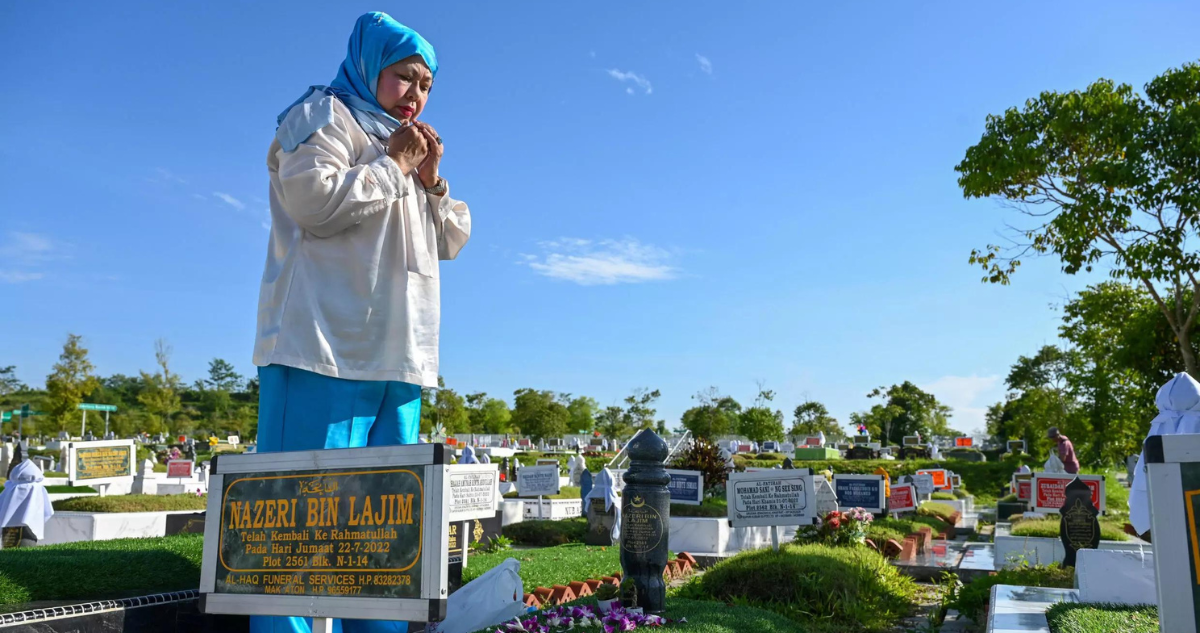 Nazira Lajim reza ante la tumba de su hermano Nazeri, ejecutado por tráfico de drogas
