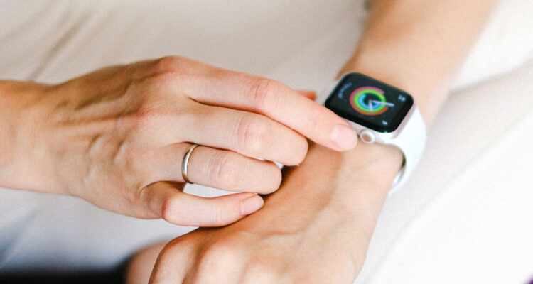 Científicos descubren que los smartwatch pueden predecir el Parkinson años antes del diagnóstico