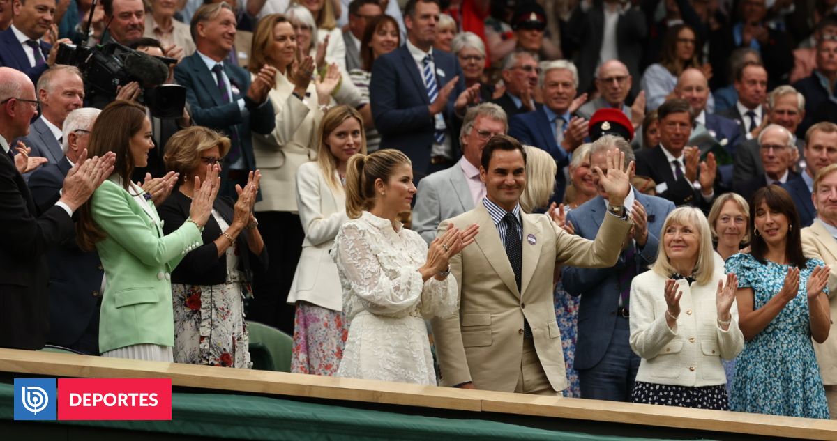 Roger Federer receives endless applause at Wimbledon Swiss wins Grand