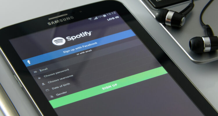 Acciones de Spotify caen con fuerza luego que empresa anunciara aumento de los precios de sus planes