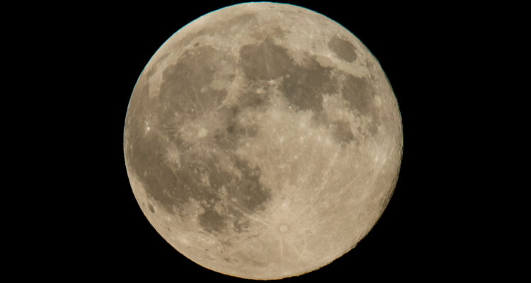 Primera superluna del 2023 será visible este lunes: ¿En qué se diferencia de una Luna llena?