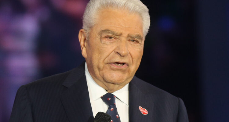 Mario Kreutzberger en medio del evento de Teletón.