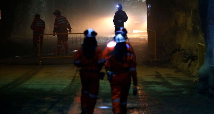 Confirman que sismo provocó derrumbe en El Teniente y que trabajador aislado fue rescatado