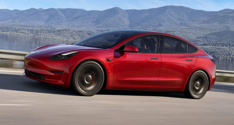Un vehículo Tesla Modelo 3 rojo