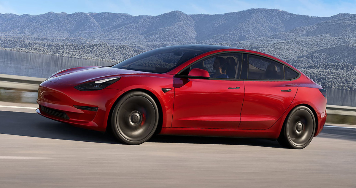Un vehículo Tesla Modelo 3 rojo