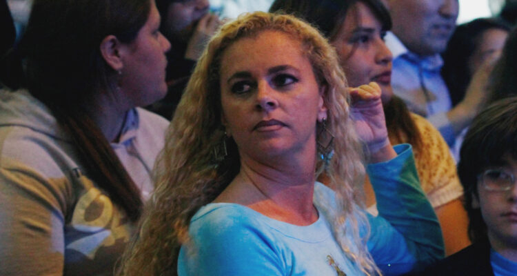 Titi García Huidobro mira hacia atrás en un concierto. La actriz relató el acoso que sufrió por parte de un director y un productor.