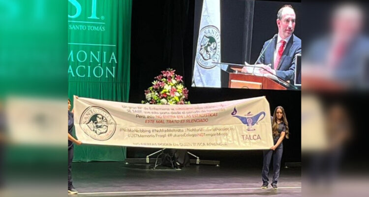 Estudiantes UST se manifiestan en titulación: Mi amiga intentó suicidarse por maltrato de una docente