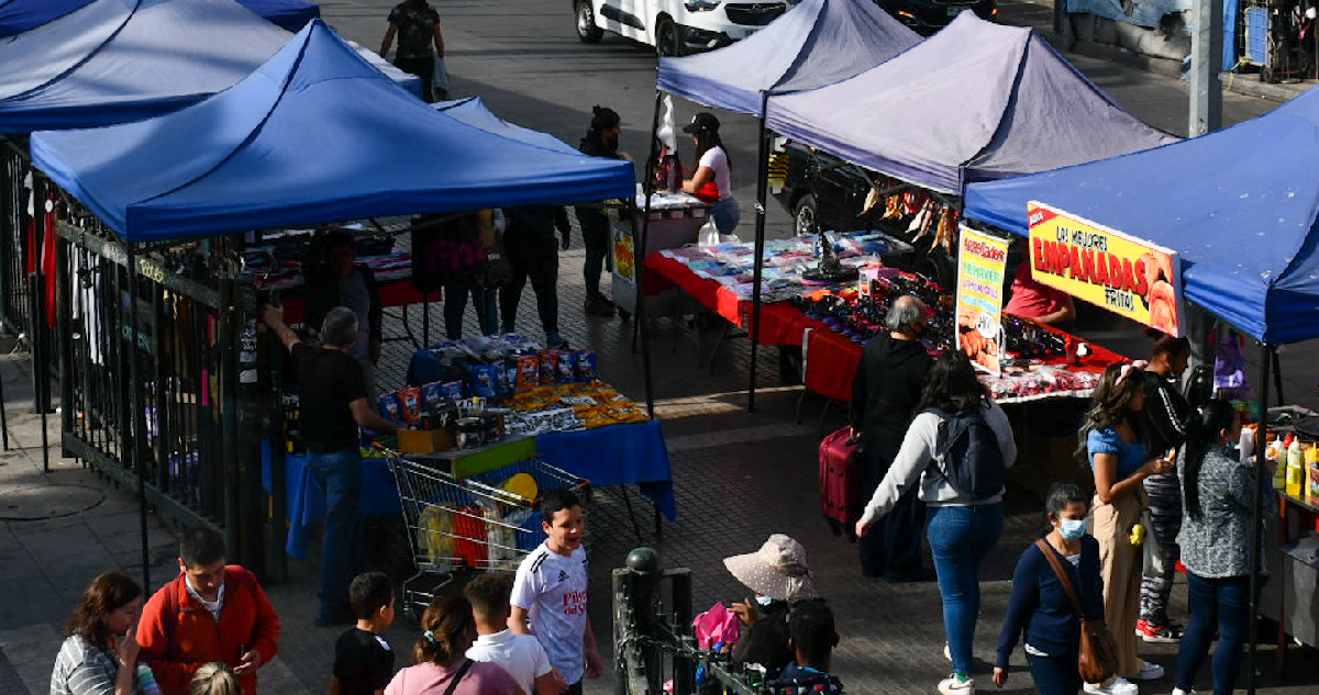 Toldos azules regresan a Barrio Meiggs a meses de su retiro: locatarios denuncian delincuencia