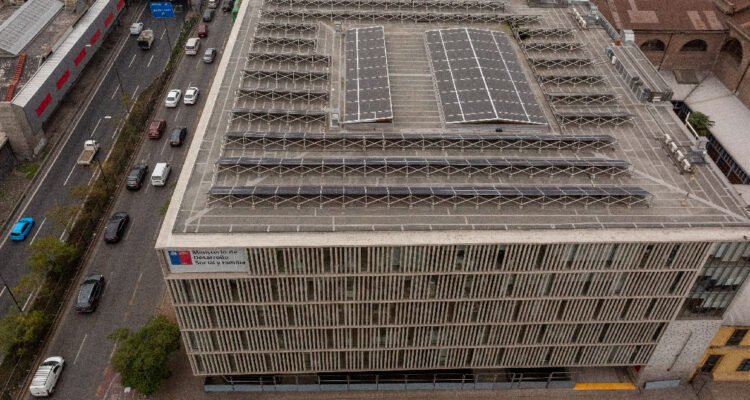 En medio de la formalización de los dos acusados por el robo al edificio del Ministerio de Desarrollo Social y Familia, se dio a conocer uno de los testigos claves para la investigación del caso. Se trata de una trabajadora del personal de aseo del lugar, que dio la primera alarma del delito. [LeeTambien]https://www.biobiochile.cl/noticias/nacional/region-metropolitana/2023/07/21/formalizan-a-los-dos-detenidos-por-el-robo-en-el-ministerio-de-desarrollo-social.shtml[/LeeTambien] Quien, en conversación con TVN, detalló que cuando ella llegó al edificio, “el guardia estaba en una videollamada, supuestamente con el ministro Jackson”. Y que fue en ese momento que se fijó que en dicha conversación de video solo se veía una foto. “Solo sale la foto de perfil, era la foto de Jackson”, aseveró la testigo. Mientras la trabajadora se encontraba en el piso 5 realizando sus tareas, según relató, subió el guardia a decirle que “desocupen el piso” por motivo de una fumigación. Sin embargo, ella se percata de que los sujetos “no llevaban nada para fumigar”. Fue en ese momento que le “dio la alerta y tome atención”. Respecto al robo de los 23 computadores, la mujer indicó que otra trabajadora le dijo “no será el cuento del tío”, por lo que procedieron a “dar una vuelta”. Ya en el tercer piso del edificio, se percató de “unos computadores apilados”, los que escondieron en un armario de reciclaje. Tras ello, llamó a su jefe para advertir que “algo está pasando” en el interior del lugar y se resguardaron, junto a otros trabajadores.