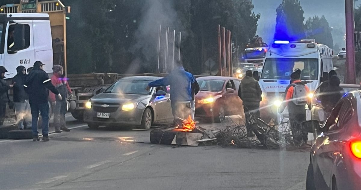 Trabajadores forestales queman barricadas