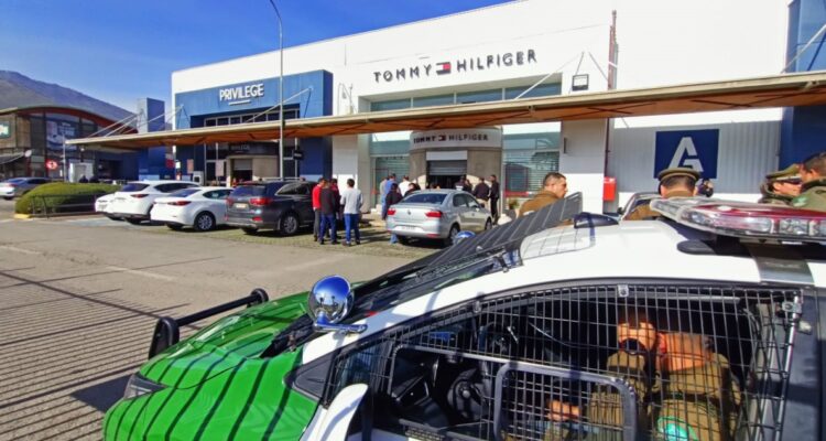 Delincuentes huyen tras millonario turbazo en tienda Tommy Hilfiger de oulet de Quilicura