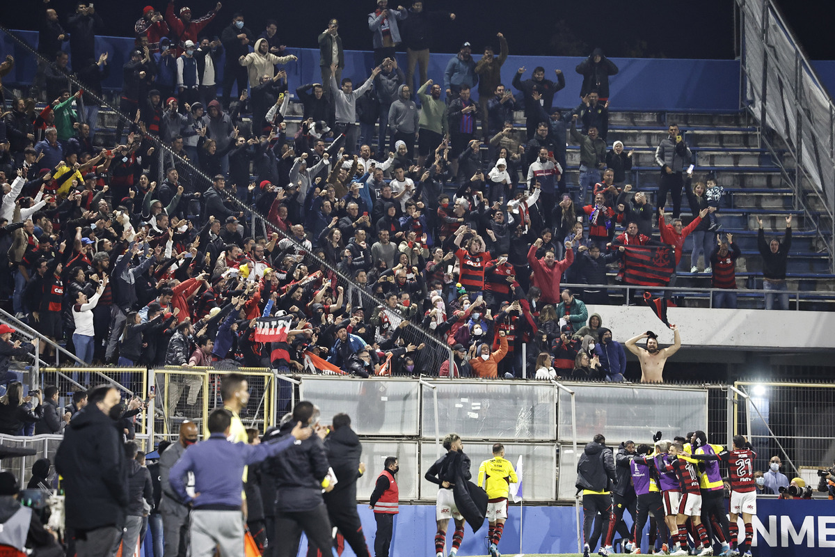Plantel del Flamengo celebrando un gol en San Carlos de Apoquindo frente a la UC por Copa Libertadores 2022. 