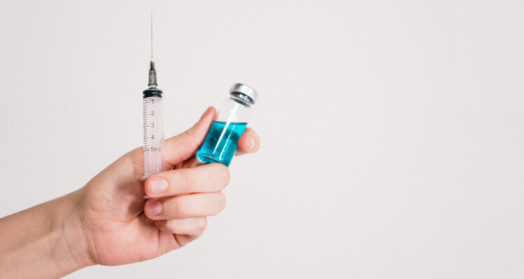 EMA respalda primera vacuna para el virus sincicial: inmunizará a bebés y adultos mayores de 60 años