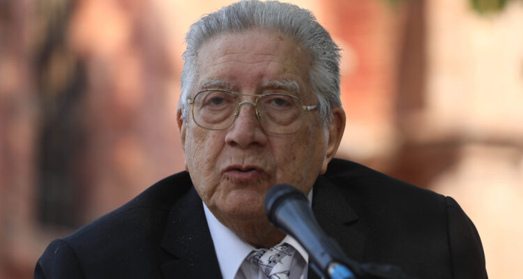 El músico Valentín Trujillo hablando a través de un micrófono.