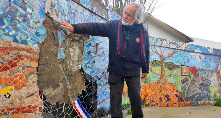 vandalizan-mosaico-de-salvador-allende