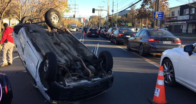 Vehículo termina volcado tras accidente de tránsito en Las Condes