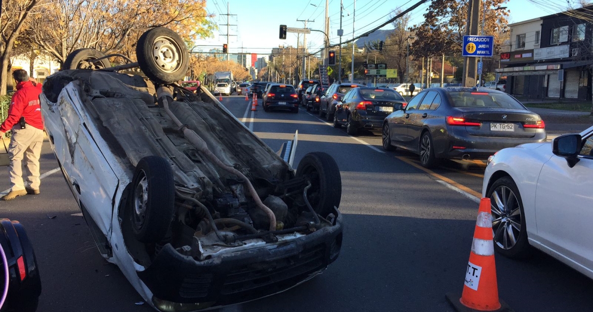 Vehículo termina volcado tras accidente de tránsito en Las Condes