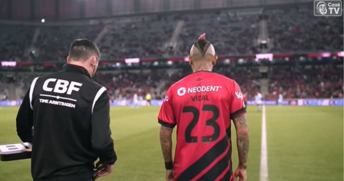 Arturo Vidal hace su debut junto al Athletico Paranaense.