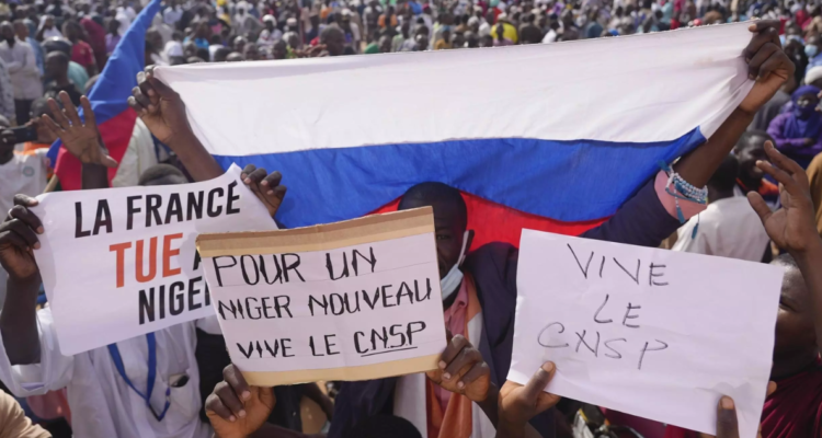 “¡Viva Putin!”: Manifestantes en Níger marchan con banderas rusas y atacan la embajada francesa