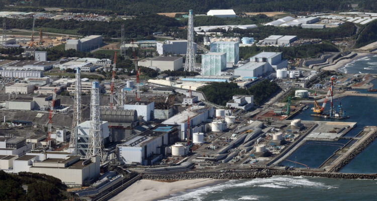 Japón comienza vertido de agua tratada de Fukushima mientras siguen las protestas