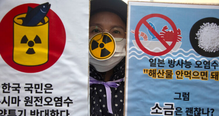 Japón confirma fecha para vertir agua tratada de la central nuclear de Fukushima en medio de protestas
