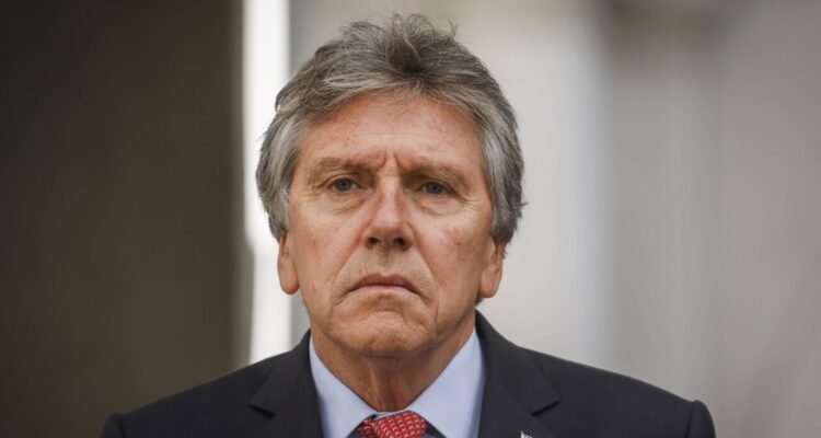 Trasladan de urgencia a Santiago al exsenador y exministro Alberto Espina tras sufrir paro cardíaco