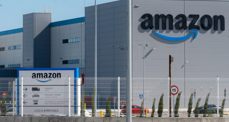 O aceptan, o se van: La pelea en las oficinas de Amazon por el trabajo híbrido v/s full teletrabajo