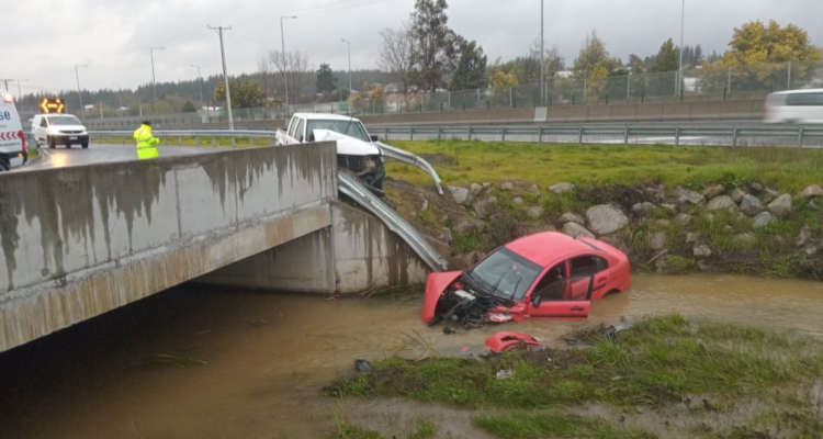 Colisión múltiple en Yumbel termina con un vehículo sumergido en canal de regadío
