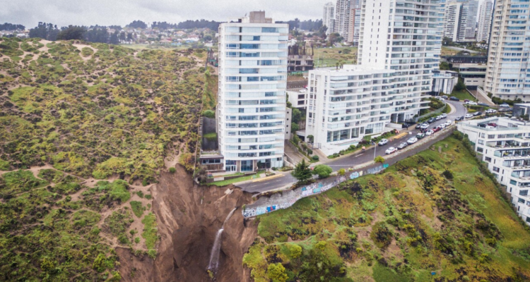 Amplían perímetro de evacuación por socavón que mantiene al borde de colapso edificio en Viña del Mar