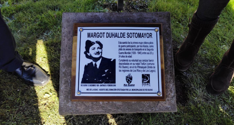 Instalan placa en honor a Margot Duhalde en aeródromo de Osorno