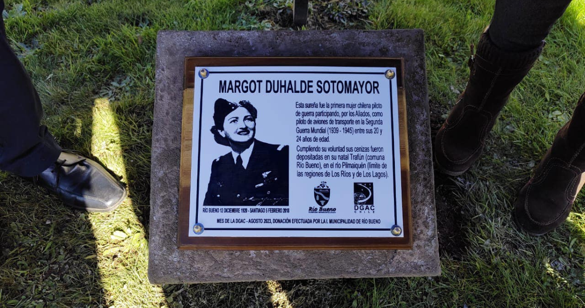 Instalan placa en honor a Margot Duhalde en aeródromo de Osorno