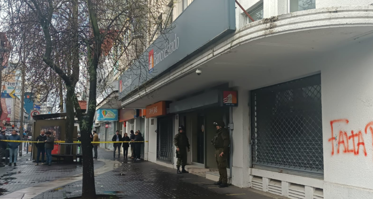 Detienen a hombre que robó sucursal de BancoEstado en centro de Concepción simulando tener una bomba
