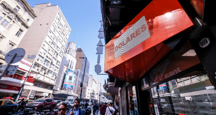 Argentina: el dólar blue está fuera de control y expertos enfatizan en el avance de Milei