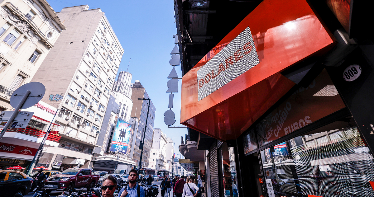 Argentina: el dólar blue está fuera de control y expertos enfatizan en el avance de Milei