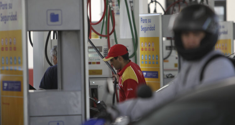 En Argentina anuncian que se congelan los precios de los combustibles